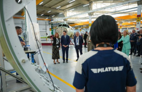 ep el presidente de la junta de andalucia juanma moreno visita las instalaciones de pilatus aircraft