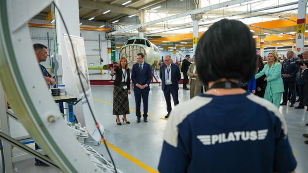 ep el presidente de la junta de andalucia juanma moreno visita las instalaciones de pilatus aircraft