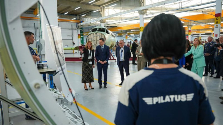 ep el presidente de la junta de andalucia juanma moreno visita las instalaciones de pilatus aircraft