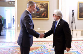 ep el rey felipe vi saluda al presidente de foment del treball josep sanchez llibre
