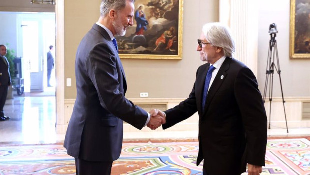 ep el rey felipe vi saluda al presidente de foment del treball josep sanchez llibre