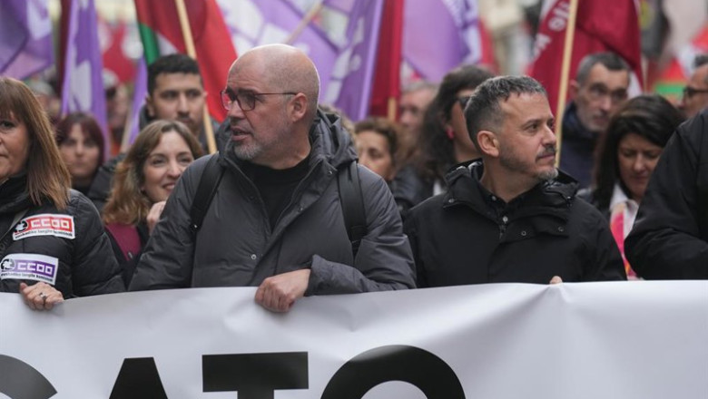 El secretario general de CCOO, Unai Sordo, y el de CCOO Euskadi, Santi Martínez, en una manifestación en Bilbao. | H.BILBAO/EUROPA PRESS ep el secretario general de ccoo unai sordo y el de ccoo euskadi santi martinez en una manifestacion