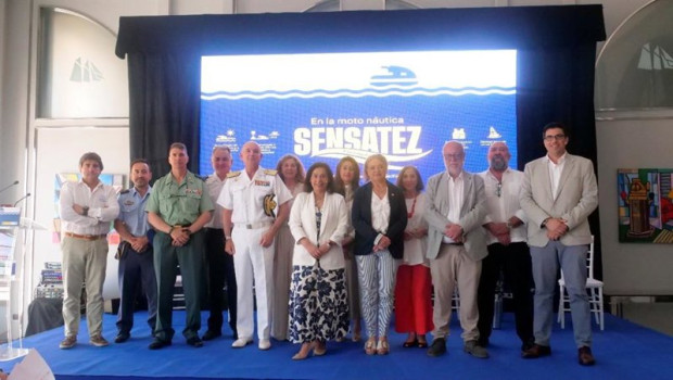 ep foto de familia con la subdelegada del gobierno en cadiz blanca flores durante la presentacion de