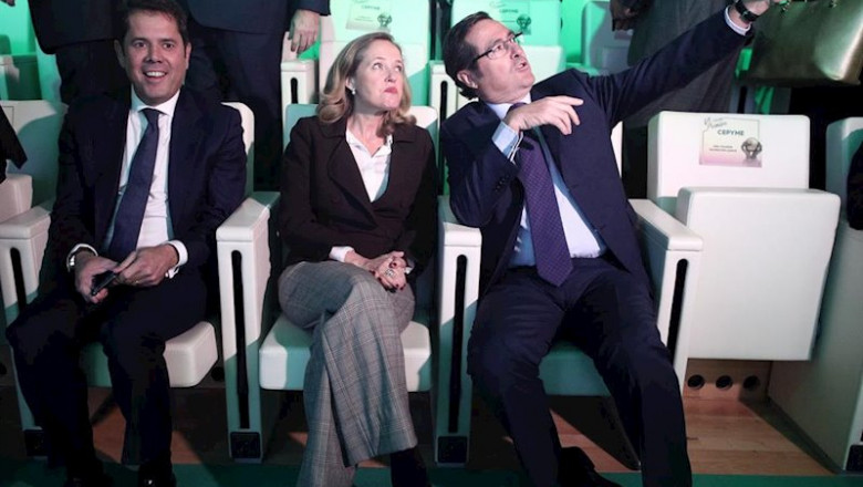 (I-D) El presidente de CEPYME, Gerardo Cuerva; la ministra de Economía en funciones, Nadia Calviño y el presidente de la CEOE, Antonio Garamendi, conversan en la celebración de la VI edición de los premios Cepyme en en Madrid. | Eduardo Parra - Europa Press ep i-d el presidente de cepyme gerardo cuerva la ministra de economia en funciones nadia calvino y