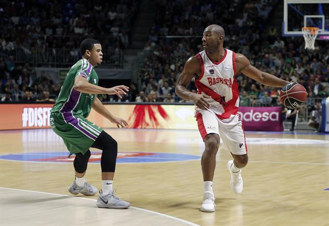 Jayson Granger (Baskonia Vitoria Gasteiz) Ray McCallum (Unicaja) | ACB PHOTO - M. POZO ep jayson granger baskonia vitoria gasteiz ray mccallum unicaja