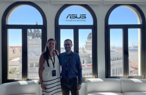 ep la responsable de comunicacion de asus en espana gina palau y el manager de producto para consumo
