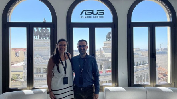 ep la responsable de comunicacion de asus en espana gina palau y el manager de producto para consumo
