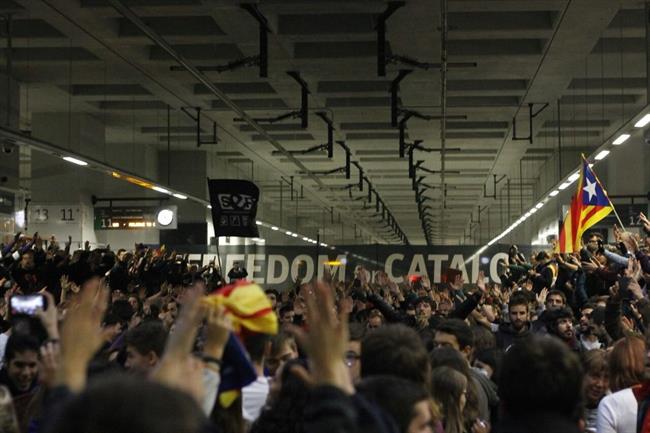 Manifestantes irrumpen en las vías del AVE en Girona | @CDRGIRONASALT ep manifestantes irrumpenlas viasavegirona