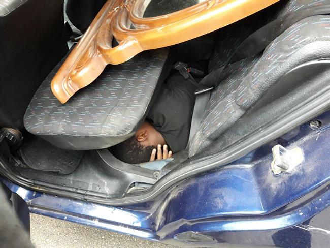 Migrante oculto en un vehículo intervenido en Ceuta | EUROPA PRESS/GUARDIA CIVIL ep migrante ocultoun vehiculo intervenidoceuta