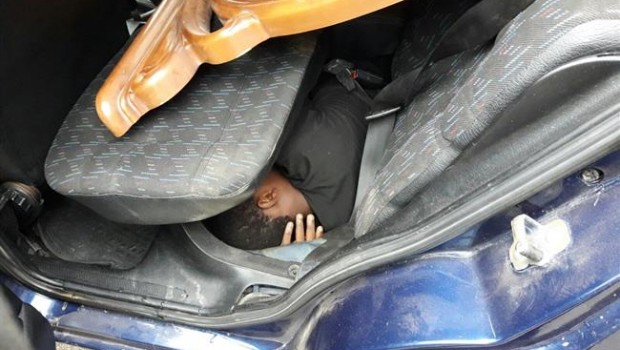 ep migrante ocultoun vehiculo intervenidoceuta