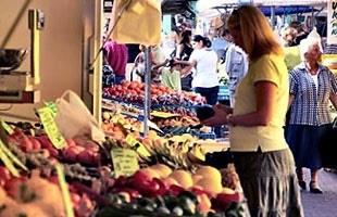 ep mujer comprando mercado fruta dieta saludable