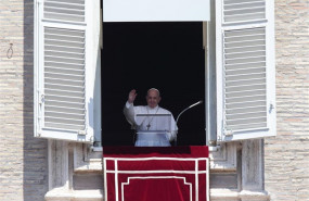 ep papa asomadobalconpalacio apostolicola plazasan pedrovaticano duranterezo del angelus21julio2019