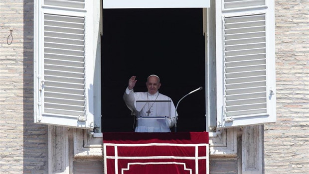 ep papa asomadobalconpalacio apostolicola plazasan pedrovaticano duranterezo del angelus21julio2019