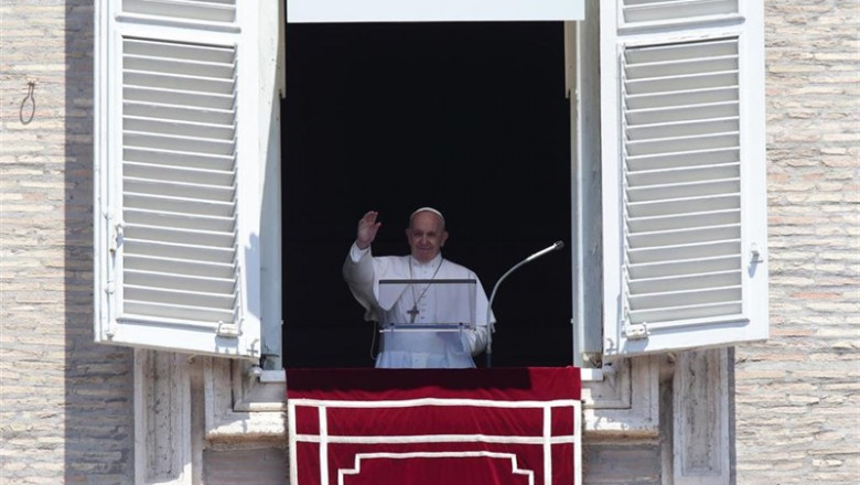 El Papa, asomado al balcón del Palacio Apostólico de la Plaza de San Pedro del Vaticano, durante el rezo del Ángelus el 21 de julio de 2019 | Evandro Inetti/ZUMA Wire/dpa ep papa asomadobalconpalacio apostolicola plazasan pedrovaticano duranterezo del angelus21julio2019