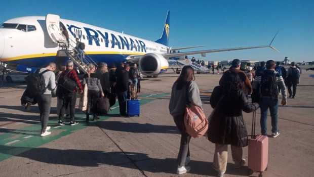 ep pasajeros de un vuelo de ryanair suben a bordo de un avion estacionado en el aeropuerto de