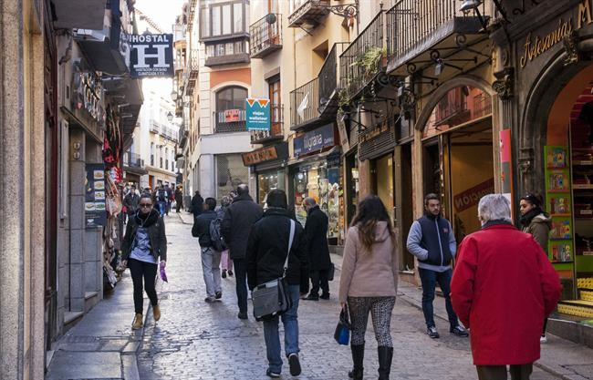 ep personas caminando calle ancha toledo