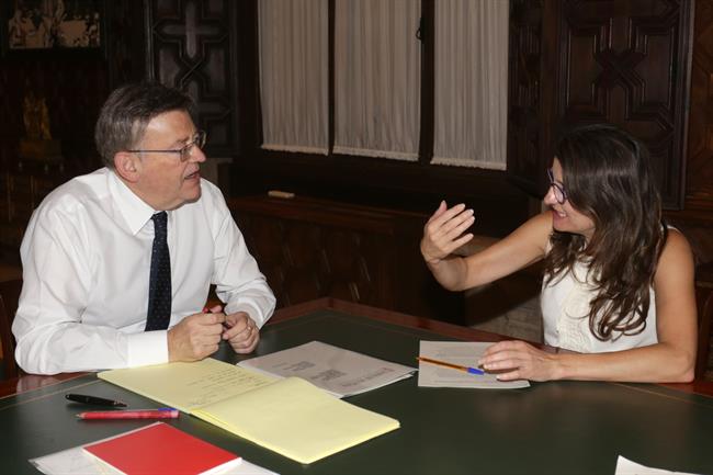 Puig y Oltra, en una reunión en el Palau de la Generalitat | GVA ep puigoltra enreunionpalaula generalitat