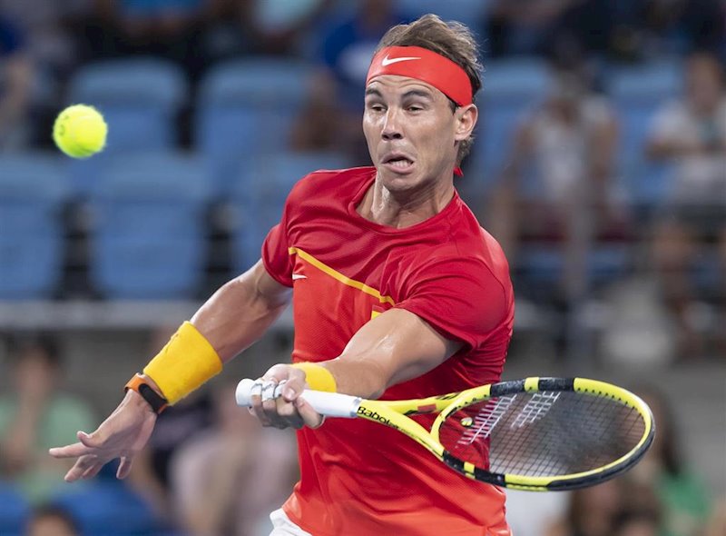 ep rafael nadal devuelve una pelota en su duelo con david goffin en la atp cup