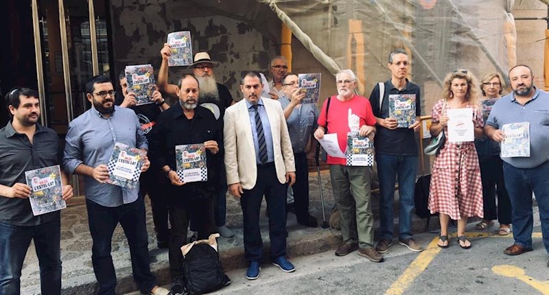 Representantes de Editorial Comanegra, la OCB y MÉS posan con ejemplares del libro 'On és l'Estel·la?' sobre el 1-O, el 25 de septiembre, día en el que estaba prevista un acto de conciliación por la querella de Jupol. | EDITORIAL COMANEGRA - Archivo ep representantes de editorial comanegra la ocb y mes posan con ejemplares del libro on es lestella