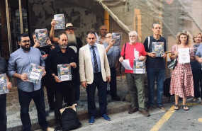 ep representantes de editorial comanegra la ocb y mes posan con ejemplares del libro on es lestella