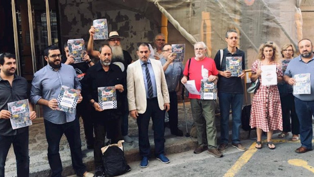 ep representantes de editorial comanegra la ocb y mes posan con ejemplares del libro on es lestella