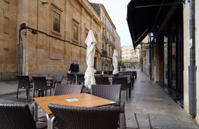 ep terraza de un bar vacia en salamanca castilla y leon espana