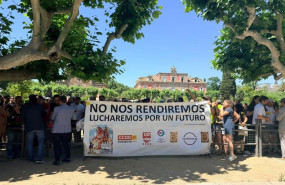 ep trabajadores de nissan se concentran ante el parlament contra el ere que ha comunicado la empresa