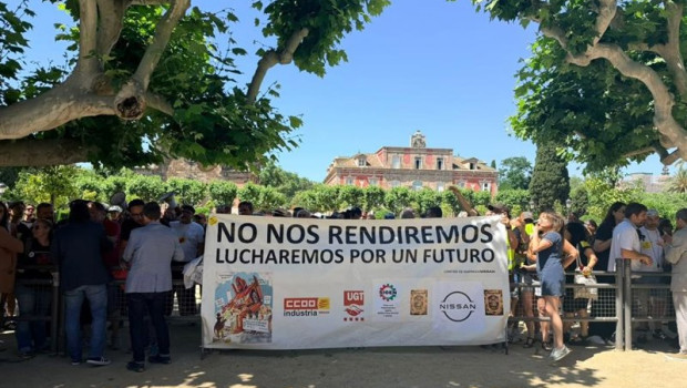 ep trabajadores de nissan se concentran ante el parlament contra el ere que ha comunicado la empresa