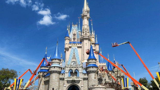 ep trabajadores en el walt disney world de orlando en el castillo cinderella
