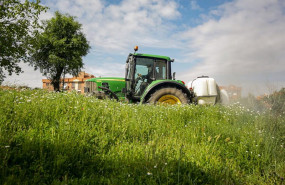 ep un agricultor montado en su tractor desinfecta las inmediaciones de aranjuez