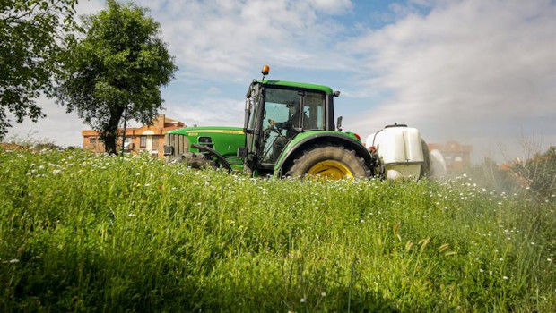 ep un agricultor montado en su tractor desinfecta las inmediaciones de aranjuez