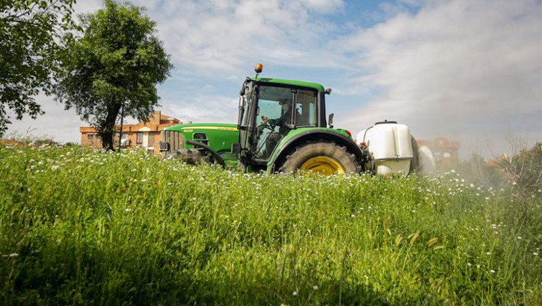 ep un agricultor montado en su tractor desinfecta las inmediaciones de aranjuez
