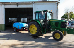ep un agricultor montado en su tractor sale de su finca la isla ubicada en el municipio madrileno de