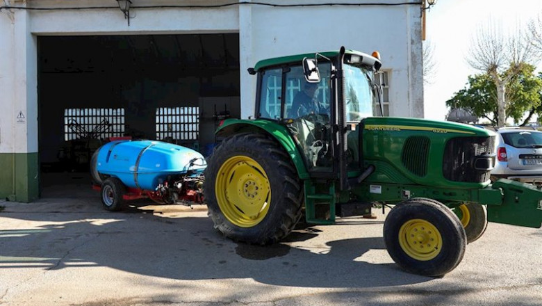 ep un agricultor montado en su tractor sale de su finca la isla ubicada en el municipio madrileno de