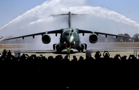 ep un avion militar embraer kc-390