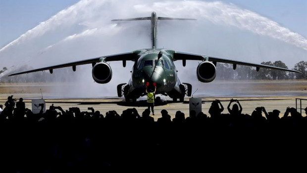 ep un avion militar embraer kc-390