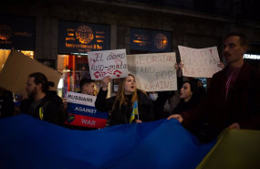 ep un grupo de personas sostiene pancartas en una concentracion bajando la rambla desde la plaza de