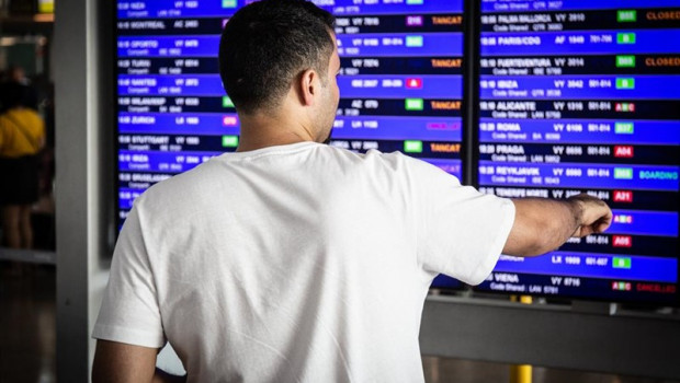 ep un hombre mira el panel de informacion de los vuelos de salida del aeropuerto josep tarradellas