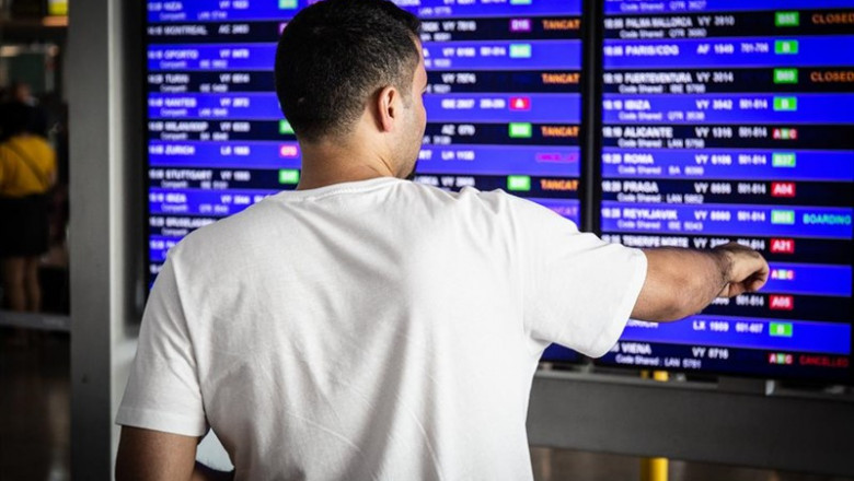 David Zorrakino - Europa Press - Archivo ep un hombre mira el panel de informacion de los vuelos de salida del aeropuerto josep tarradellas