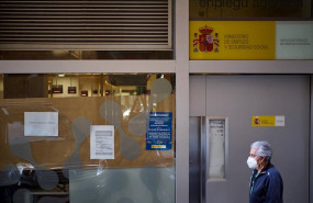 ep un hombre pasa frente a una oficina de empleo en pamplona a 5 de mayo de 2020