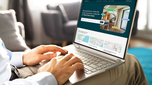 ep un usuario consultando el portal facilitea casa de caixabank