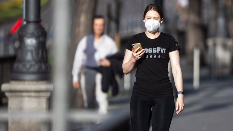 ep una mujer con mascarilla utilizando el telefono movil ep una mujer con mascarilla utilizando el telefono movil