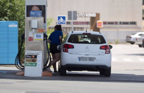 ep una mujer reposta en una gasolinera