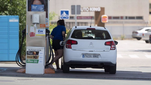 ep una mujer reposta en una gasolinera