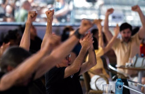 ep varias personas celebran un gol viendo en una pantalla grande el partido de la eurocopa entre ep varias personas celebran un gol viendo en una pantalla grande el partido de la eurocopa entre