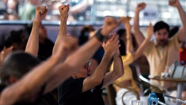 ep varias personas celebran un gol viendo en una pantalla grande el partido de la eurocopa entre
