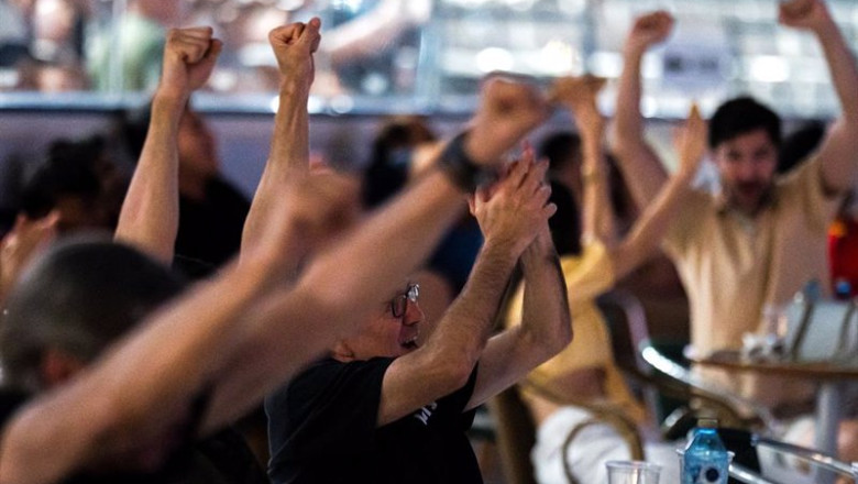 ep varias personas celebran un gol viendo en una pantalla grande el partido de la eurocopa entre ep varias personas celebran un gol viendo en una pantalla grande el partido de la eurocopa entre