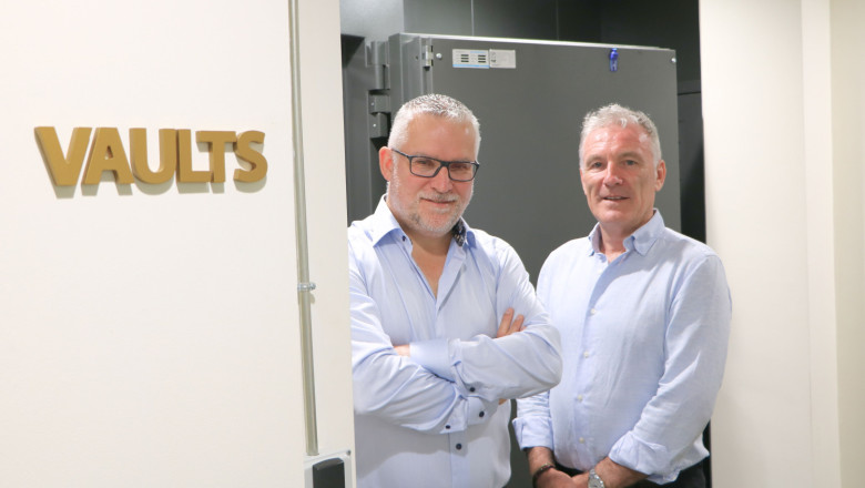 de izquierda a derecha seamus fahy managing director de the vaults group y de barcelona vaults y tommy oceileachair country manager de barcelonavaults 