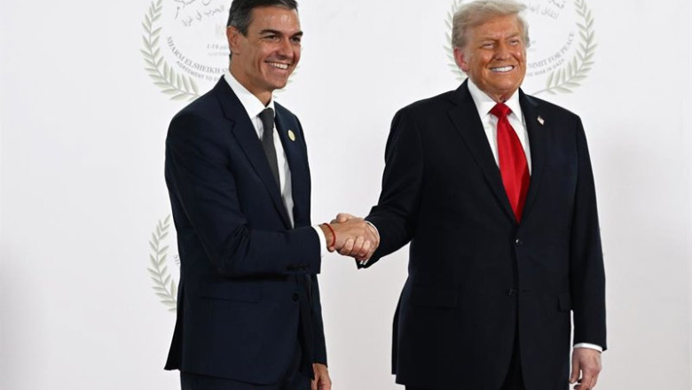 Archivo - El presidente del Gobierno, Pedro Sánchez, saluda al presidente de Estados Unidos, Donald Trump, el pasado mes de octrubre. | Pool Moncloa/Borja Puig de la Bellacasa - Archivo ep archivo el presidente del gobierno pedro sanchez saluda al presidente de estados unidos donald
