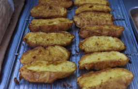 ep archivo   elaboracion de torrijas en una pasteleria